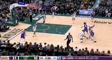 开云体育世界杯动态：外线“双核”轮流发力 湖人客场大胜雄鹿